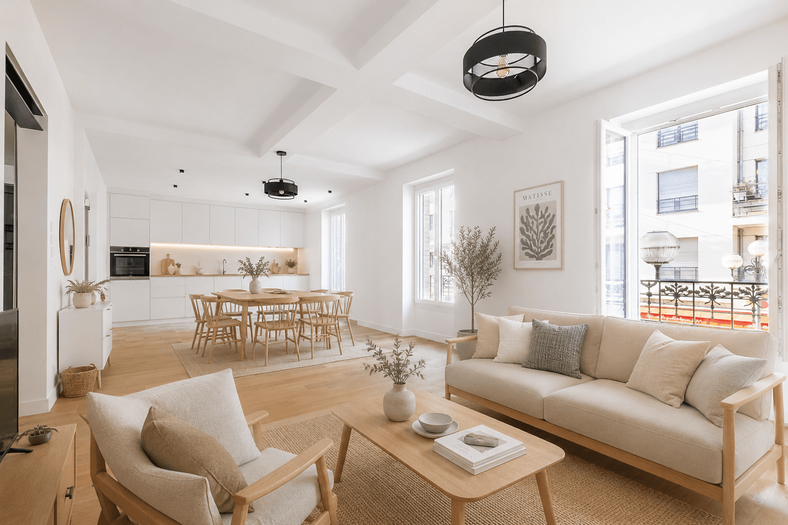 Salon lumineux d'un appartement haussmannien