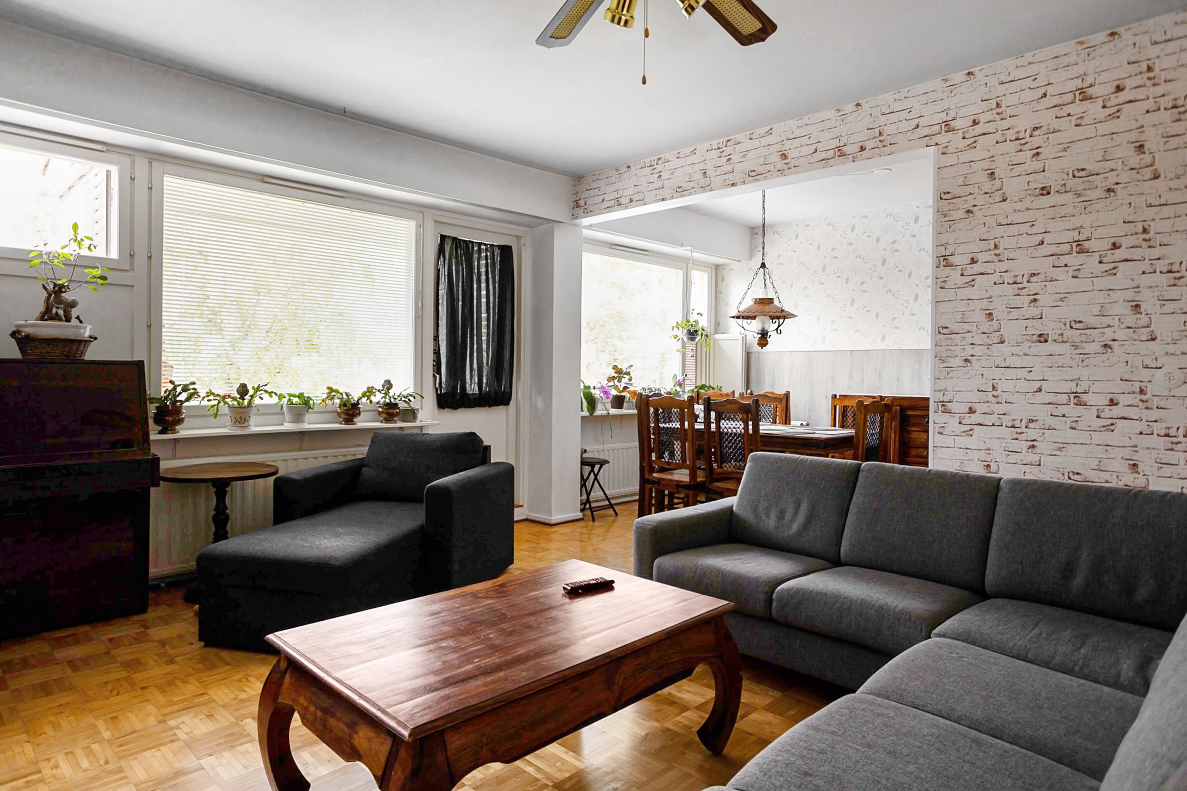 Salon lumineux d'un appartement haussmannien