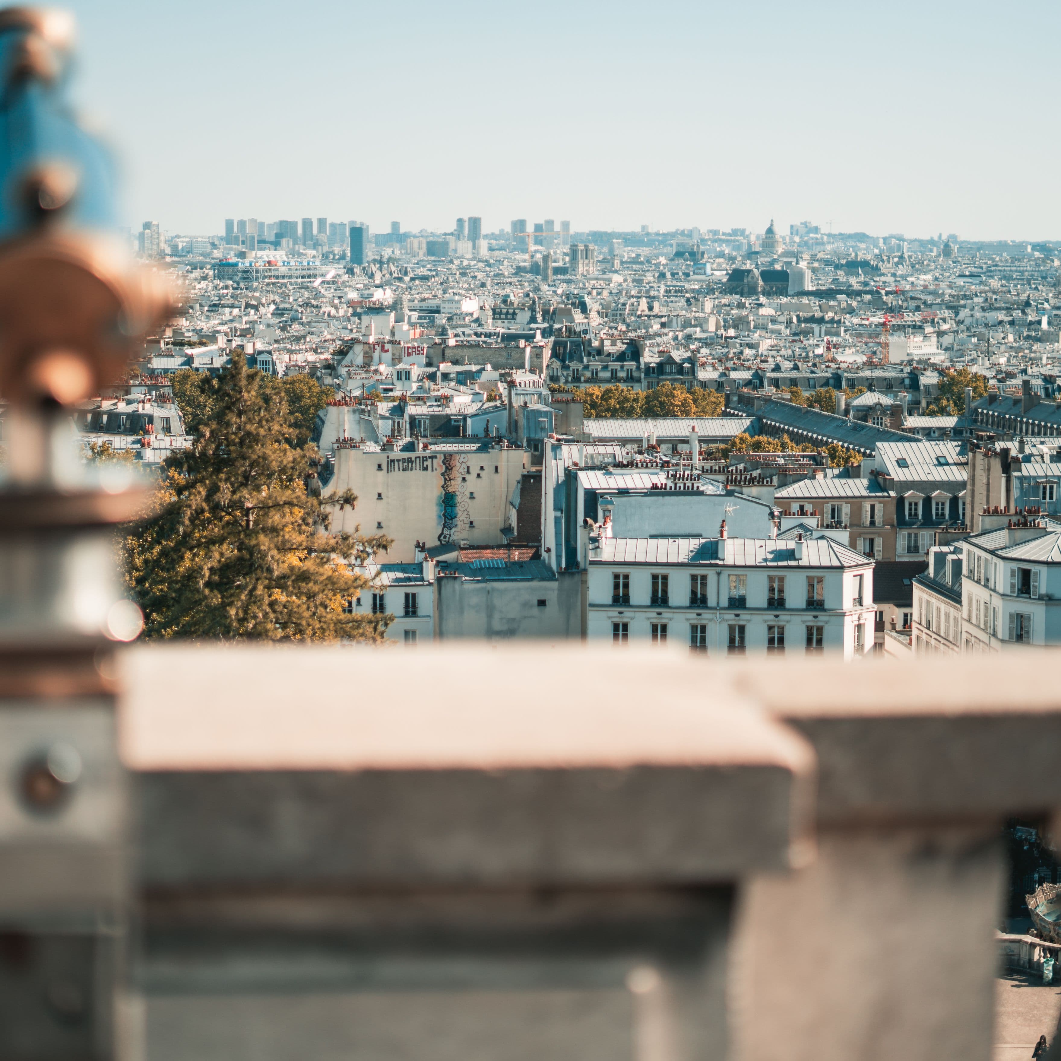 Panorama sur les toits et quartiers de Paris