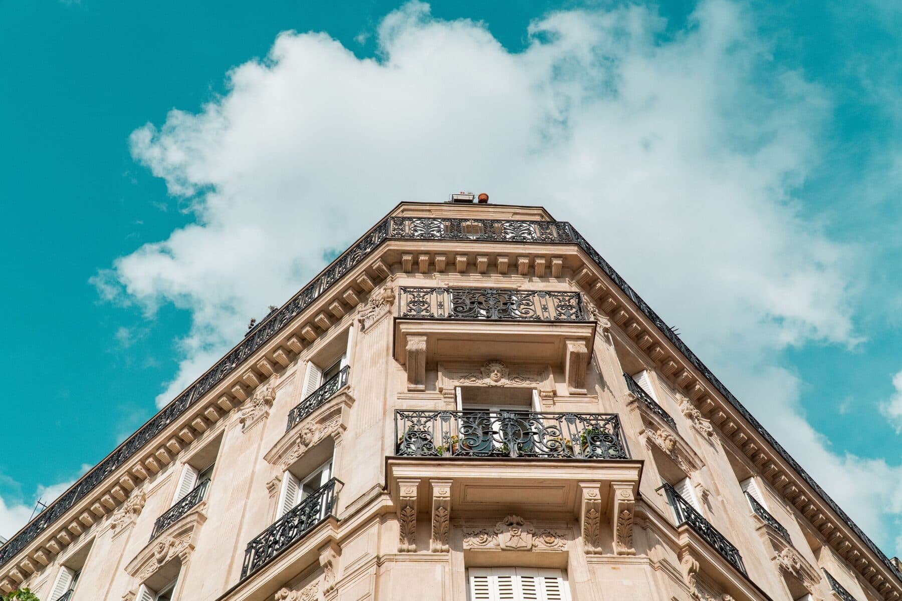 Façade haussmannienne parisienne illustrant les services Maison Victoire