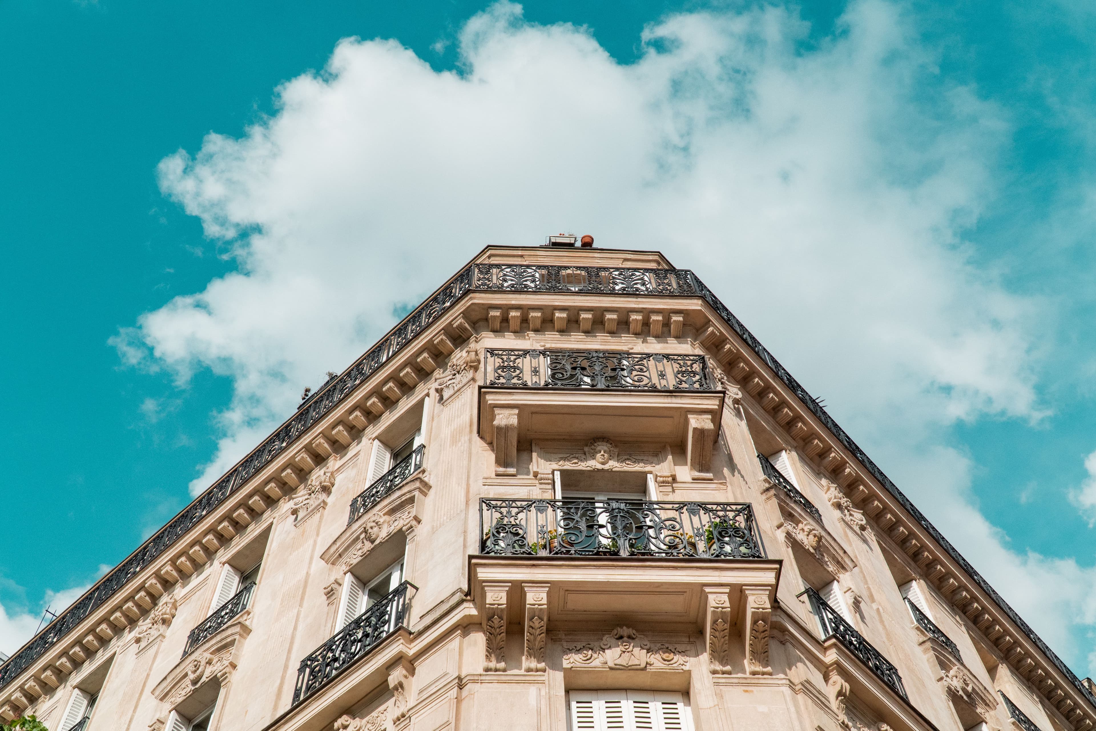 Façade haussmannienne parisienne illustrant les services Maison Victoire